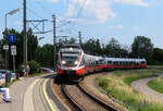 Regional-Express aus Wulkaprodersdorf nach Wien Hbf fährt in Parndorf Ort vom Schatten ins Sonnenlicht. Parndorf Ort, 16.6.2023