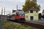 ÖBB 4024.128 verlässt am 21.10.2017 die Station Lochau-Hörbranz in Richtung Bludenz und passiert das ehemalige Stellwerk