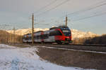 Die ersten Sonnenstrahlen des 14.2.18 zieht 4024 017-8 als REX nach Bludenz bei Schlins auf sich.