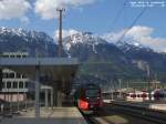 Type 4024, vor wenigen Minuten aus tztal gekommen, wird wegrangiert, im Hintergrunde leuchtet die Arzler Scharte (hinter dem Hohen Masten mit den Verstrkungsleitungen), zur Linken ist das neue Haus jenseits des Mittenwald-Bahnsteiges zu sehen. Zur Pfingstzeit 2008 kHds