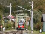 4024 050 als R3414 Attnang-Puchheim > Obertraun-Koppenbrllerhhle beim Passieren der Brcke ber die Ischl; 13.10.2012