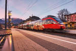 4024 122-6  Sonnenstadt Lienz  fährt als S1 4252 (Lienz - Friesach) aus dem Bahnhof Spittal-Millstättersee aus.