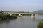 1116 007 als Griechenland-Lok auf der Poikamer Eisenbahnbrcke fhrt von Ingolstadt nach Ungarn.