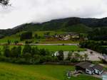 EC219(CHIEMGAU) braust auf der Ennstalbahn seinem nächsten Ziel Schladming entgegen,(im Hintergrund das wolkenverhangene Dachsteinmassiv); 180706