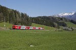 Ein Wendezug fährt am 21.04.2016 durch die saftigen grünen Wiesen zwischen Windischgarsten und Spital am Pyrhn.