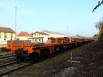 Langschienengarnitur 80 81 972 2400-5 Wagen1 bis Wagen7, beladen mit Schienen am Bhf.