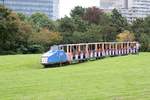 Von der Lok D 3 der wiener Donauparkbahn gezogener Zug am 06.September 2014 im Gefälle zwischen den Haltestellen Donaucity und Rosenschau.