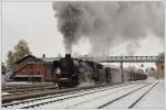 41.018, am 28.10.2012 als Epoche IV Maschine 042 018-2 beschriftet, mit dem umgleiteten Erzleerzug 48483 bei der Einfahrt in Ried im Innkreis.