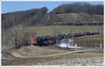 2143 070 und 2143.56 vom Verein Neue Landesbahn mit einem Getreidezug von Ernstbrunn nach Wetzleinsdorf am 25.2.2018 kurz vor dem Ziel.