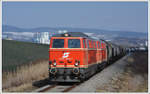 2143 070 und 2143.56 vom Verein Neue Landesbahn mit einem Getreidezug von Ernstbrunn nach Wetzleinsdorf am 25.2.2018 mit Blick auf Ernstbrunn.