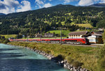 Mit dem Steuerwagen voraus fährt der railjet 632 (Lienz - Wien Hbf) durch die Haltestelle Berg im Drautal.