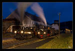 Through the dark night IV - Auf der Steyrtalbahn fuhren die beiden Dampfloks 498.04 und 298.102, hier zu sehen bei einem Halt in der Haltestelle Sommerhubermühle.