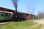 Im Bahnhof Aschach an der Steyr steht am 26.8.2023 der GK21 von Steyr Lokalbahnhof nach Grünburg und wartet auf die Weiterfahrt nach einer Zugkreuzung mit einem Lokzug.