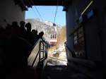 Warten auf die Gondel der Feuerkogel-Seilbahn zur morgendlichen Bergfahrt; 150213