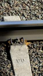 Detailansicht einer Schraube, die das Gleis befestigt.