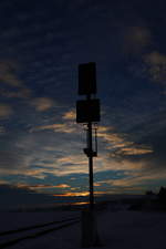 In den Himmel hinein ragt das Einfahrsignal A des Bahnhof St.