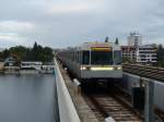 An der Station Alte Donau fährt ein U-Bahn-Zug der Linie U1 zum Reumannplatz ein.