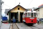 Der GM 5, mit abgebautem Stromabnehmer, vor der Remise Gmunden, in der Halle die Nr.