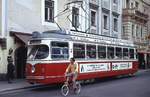 Triebwagen der Gmundener Straßenbahn: An der bis 1975 bestehenden Endhaltstelle am Rathausplatz wartet der gut besetzte Lohner-Triebwagen GM 8 auf die Abfahrt zum Hauptbahnhof