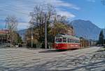 Triebwagen 8 der Straßenbahn Gmunden war am 04.03.2017 als Zug 28 auf dem Weg vom Franz-Josef-Platz zum Bahnhof Gmunden und hat dabei gerade den steilsten Abschnitt hinter sich gelassen.