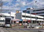 Variobahn 245 mit der GBG Werbung für die Schule als Linie 7 beim LKH Med Uni am 07.03.2017.