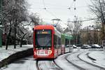 Graz, Variobahn 242 mit 242 einer Vollwerbung für die Initiative „HELP“ der KAGes auf der Linie 7 kurz vor der Haltestelle St.