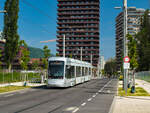 Graz. Variobahn 214 ist hier am 22.05.2023 auf der Linie 4 unterwegs, hier auf der UNESCO-Esplanade.