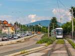 Graz. Die Linie 5 verkehrt auf dem Ast nach Puntigam auf einem eingleisigen Abschnitt, dieser wird von 08.07.2023 bis November 2024 zweigleisig ausgebaut. Am 07.07.2023 boten sich die letzten Möglichkeiten, den eingleisigen Abschnitt fotografisch festzuhalten, hier ist Variobahn 208 kurz bei Maut Puntigam zu sehen.