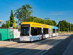 Graz. Variobahn 228 der Graz Linien steht hier am 08.07.2023 in der Haltestelle Znetralfriedhof Wende.