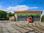 Graz. Am 29.07.2023 fährt hier der Arbeitswagen 251 vom Tramway Museum Graz in die Remise Alte Poststraße ein.