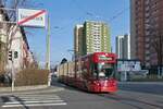 Innsbruck: Seit 1974, der Einstellung der  Haller  Straßenbahn, überquert ab 4.3.2023 wieder planmäßig eine Straßenbahn die östliche Stadtgrenze zur Nachbargemeinde Rum. Tw. 371 als Linie 5 vom Bahnhof Rum kommend in Rum, Serlesstraße. Aufgenommen 5.3.2023.