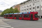 Innsbruck: Tw. 318 mit Werbung für das Klimaticket biegt in die Haltestelle Terminal Marktplatz ein. Aufgenommen 5.5.2023.