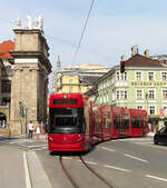 Strassenbahn der Linie 5 in der Nähe der Haltestelle Triumphpforte/Casino. Innsbruck, 22.6.2023