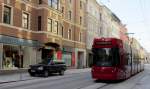 Dieser Bombardier Flexity Zug der Innsbrucker Verkehrsbetriebe (IVB) hat gerade die Haltestelle Anichstrae/Rathausgalerien verlassen und fhrt jetzt weiter Richtung Httinger Au.(23.2.2013)