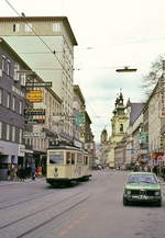 Mit einem Zug der Linie 3 vom Bahnhof Urfahr zum Hauptbahnhof fährt der Triebwagen 13 der ESG Linz Anfang April 1975 durch die Landstraße