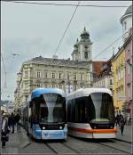 Zwei Cityrunner begegnen sich in der Landstrae in Linz.