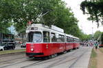 Wien Wiener Linien SL 18: Ein Zug bestehend aus dem Tw E2 4053 und dem Bw c5 1453 hat eben die Haltestelle Westbahnhof in Richtung Quartier Belvedere verlassen.