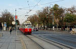 Wien Wiener Linien SL D (E2 4020 (SGP 1979)) I, Innere Stadt, Rathausplatz / Dr.-Karl-Renner-Ring / Parlament am 18. Oktober 2018. - Wegen Absperrungen der Polizei gab es an diesem Nachmittag auf der Ringstraße keine Autos, LKWs, Touristenbusse und Motorräder, nur die Straßenbahnen fuhren.