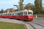 Wien Wiener Linien SL 49 (E1 4515 + c4 1335) XIV, Penzing, Oberbaumgarten, Linzer Straße / Hütteldorfer Straße am 17. Oktober 2018. - Der Zug zieht nach dem beendeten Morgendienst in den Betriebsbahnhof Rudolfsheim ein. Von der Haltestelle Baumgarten fährt er über die Strecke der SL 52 (Linzer Straße, Schloßallee und Mariahilfer Straße) zum Betriebsbahnhof. - Hersteller und Baujahre der Straßenbahnfahrzeuge: Lohnerwerke 1972 (E1 4515); Bombardier-Rotax, vorm. Lohnerwerke, 1975.