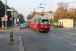 Wien Wiener Linien SL 49 (E1 4549 + c4 1359) XIV, Penzing, Hütteldorfer Straße / Missindorfstraße am 19. Oktober 2018. - Hersteller und Baujahre der Straßenbahnfahrzeuge: Bombardier-Rotax, vorm. Lohnerwerke, in Wien-Floridsdorf 1975 (E1 4549) und 1976 (c4 1359). - Die Missindorfstraße erhielt 1894 ihren Namen nach drei Mitgliedern des Rittergeschlechts Missindorf, Hans, Stefan und Wolfgang Missindorf, die Besitzer des Ortes Breitensee gewesen waren.