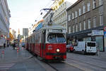 Wien Wiener Linien SL 49 (E1 4558 + c4 1351) XV, Rudolfsheim-Fünfhaus, Fünfhaus, Märzstraße / Beingasse am 16. Oktober 2018. - Sowohl der Tw E1 4558 als der Bw c4 1351 wurden 1976 von Bombardier-Rotax in Wien-Floridsdorf gebaut. - Die Märzstraße erhielt 1899 ihren Namen zur Erinnerung an die Opfer der Revolution im März 1848, während die Beingasse um 1864 nach einem Grundbesitzer und Wohltäter namens Bein benannt wurde. 