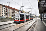 Wagen 18, der Wiener Linien, fährt als Linie O (Wien Praterstern Bf - Wien Raxstraße/Rudolfshügelgasse), in die Haltestelle Wien Hbf (Steig E) ein.