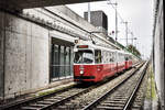 Wagen 4084 und 1484, der Wiener Linien, fährt als Linie 18 (Wien Schlachthausgasse - Wien Burggasse-Stadthalle), in die Haltestelle Wien Hbf/Südtiroler Pl.