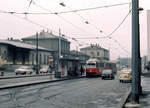 Wien Wiener Stadtwerke-Verkehrsbetriebe / Wiener Linien: Gelenktriebwagen des Typs E1: Motiv und Ort: E1 4549 als SL 8 in der damaligen Hst. ÖBB-Bahnhof Meidling in der Eichenstraße. Aufnahmedatum: 2. November 1975. - E1 4549 wurde 1975 von der Firma Bombardier-Rotax gebaut. - Neuer Scan eines Diapositivs. Film: Kodak Ektachrome. Kamera: Minolta SRT-101.