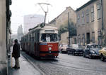 Wien Wiener Stadtwerke-Verkehrsbetriebe / Wiener Linien: Gelenktriebwagen des Typs E1: Motiv: E1 4549 als SL 8. Aufnahmeort und -datum: XII, Meidling, Steinackergasse am 2. November 1975. - Neuer Scan eines Diapositivs. Film: Kodak Ektachrome. Kamera: Minolta SRT-101. 