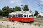 Triebwagen L 548 des VEF am 31.Juli 2023 im Sonderfahrteinsatz bei der Haltestelle Zentralfriedhof 4.Tor.