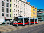 Wien. Der ULF 106 steht hier am 29.09.2023 als Linie 62 in der Haltestelle Dörfelstraße.