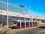 Wien. ULF 621 steht hier am 16.02.2024 in der Schleife Hausfeldstraße.