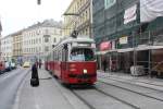 Wien Wiener Linien SL 43: Ein Zug bestehend aus dem GT6 E1 4855 (SGP 1976) und einem Bw der Serie c4 verlässt am 13.