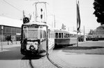Wien WVB SL 5 Leopoldstadt, Praterstern am 1. Mai 1976. - Die ersten Züge der Straßenbahnlinien, die bis 1998 am 1. Mai erst gegen 14. Uhr den Betrieb anfingen, wurden vom Personal in den Betriebsbahnhöfen geschmückt. - Scan von einem S/W-Negativ. Film: Ilford FP 4. Kamera: Kodak Retina Automatic II.